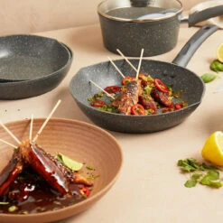 Salter Easy Pour 28 Cm Frying Pan 17 Salter Easy Pour 28 Cm Frying Pan -Salter easy pour 28 cm frying pan salter bw08984ar 5054061358438 11766.1698134038